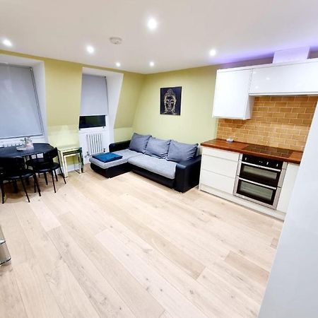 Stylish London Apartment With Terrace & Parking Exterior photo