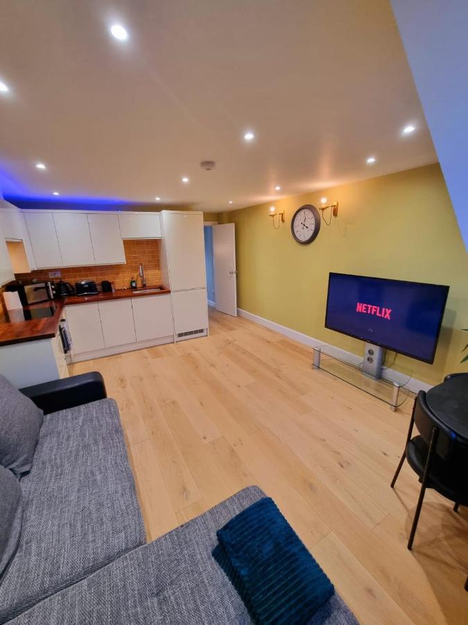 Stylish London Apartment With Terrace & Parking Exterior photo